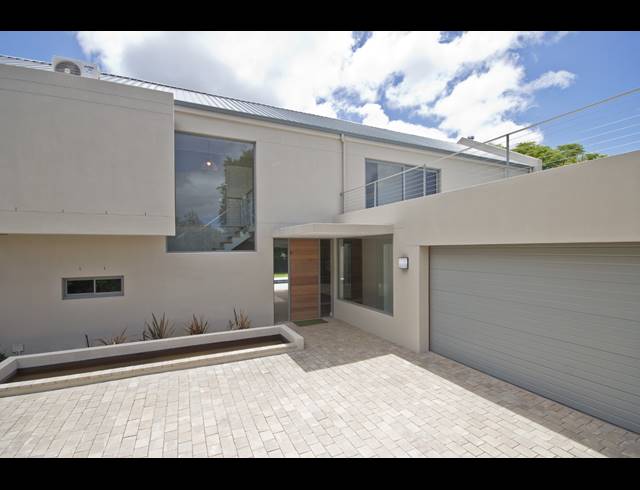 5 BEDROOM HOUSE SOLD IN CONSTANTIA
